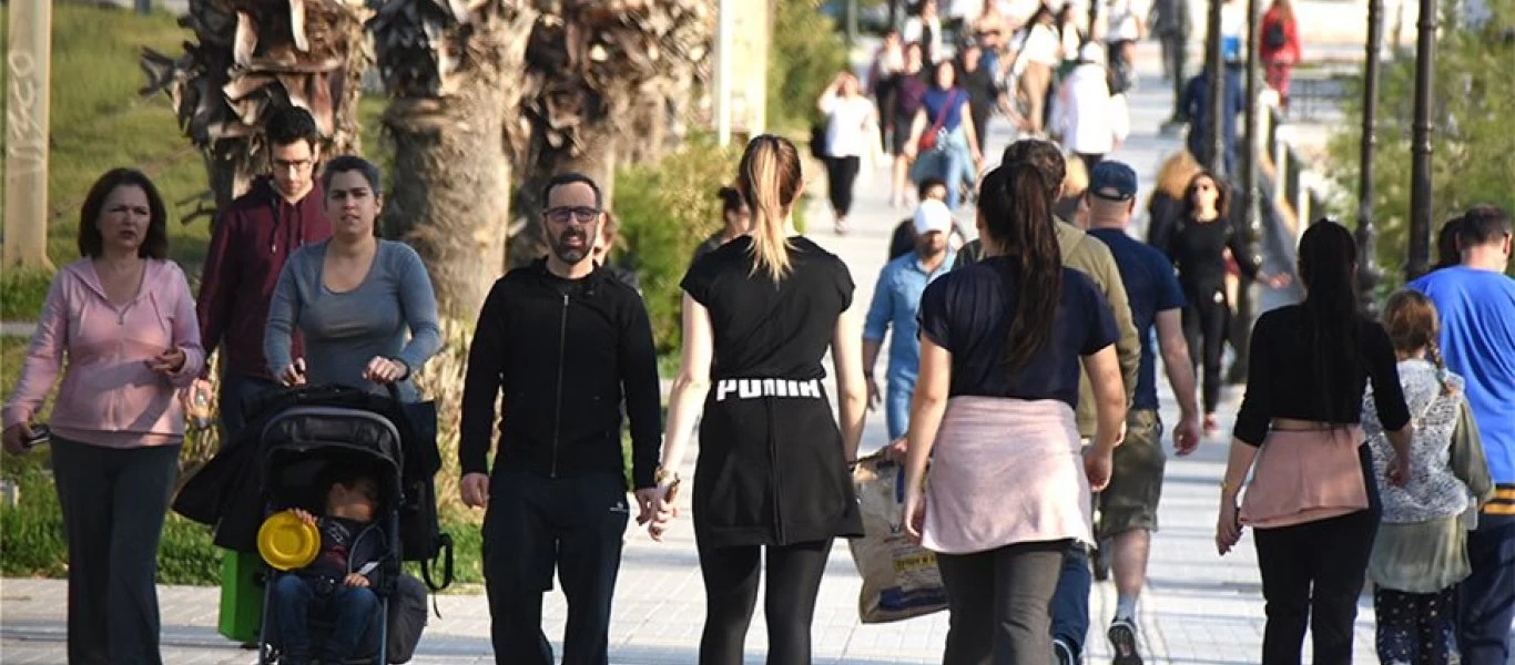 Τελικά υπάρχει «συνωστισμός» κόσμου; - Αυτό είναι το τηλεοπτικό «τρικ» που χρησιμοποιείται (βίντεο)